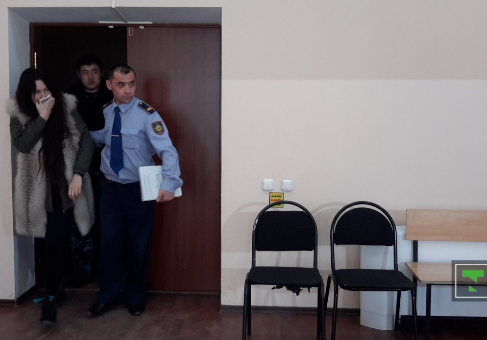 Эльвиру Абдулаеву (Юсупова) вводят в зал суда. Фото © Tengrinews.kz