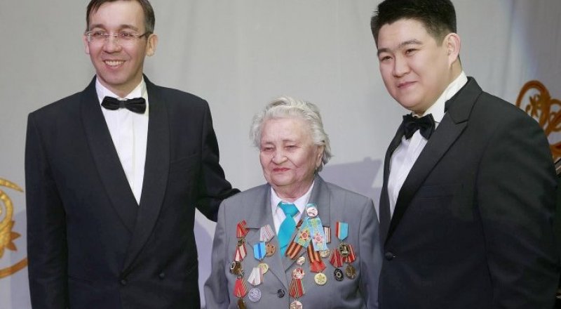 Тимур Урманчеев и Азамат Жылтыркозов с ветераном ВОВ