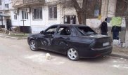 Разъяренная девушка разгромила автомобиль в Атырау