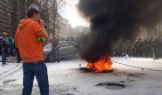 Активисты "Автомайдана" подожгли шины перед Администрацией президента в Киеве