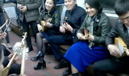 Казахстанские домбристы порадовали пассажиров Московского метро