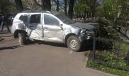 Внедорожник вылетел на тротуар и снес ограждение в Алматы