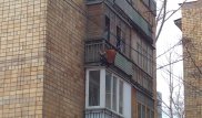 Квартирный вор угрожает сброситься с балкона дома в Караганде