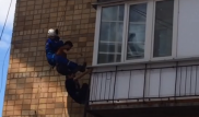 Спасатели сняли предполагаемого квартирного вора с балкона в Караганде