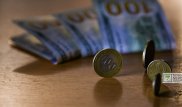 Тенге укрепился до рекордной отметки с начала года