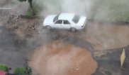 В центре Алматы после прорыва трубы затопило перекресток