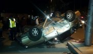 Авто перевернулось при ДТП на спецполосе в Алматы