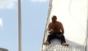 Полуголый мужчина залез на мост в Астане