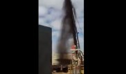 ЧП на нефтяной скважине сняли на камеру в Жанаозене