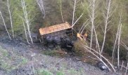 В ВКО два человека погибли при падении грузовика с обрыва