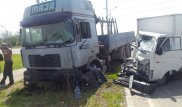 Грузовик MAN протаранил Hyundai в Алматы