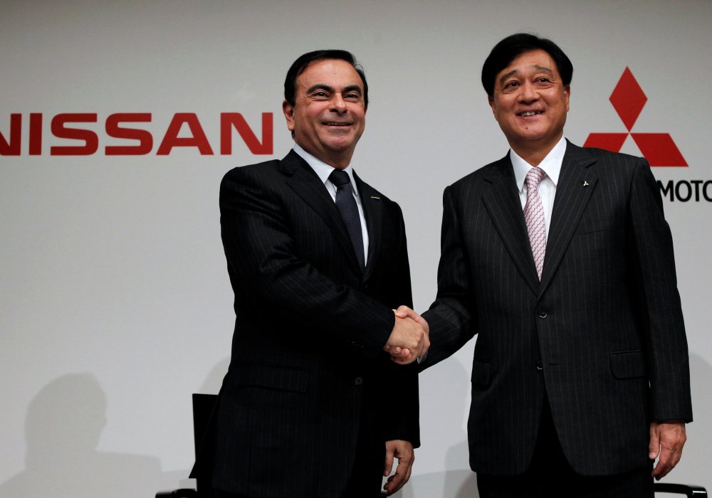 Главный исполнительный директор Nissan Motors Карлос Гон и директор корпорации Mitsubishi Motors Осаму Масуко. Фото © REUTERS