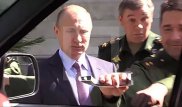 Генерал рассмешил Путина, оторвав ручку нового военного джипа