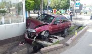 Автомобиль врезался в цветочный павильон в Алматы