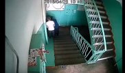 Кража сейфа из квартиры в Алматы попала на камеру