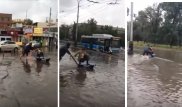 Алматинцев за деньги перевозят на тележках через лужи