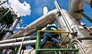 Нефть продолжает дешеветь на опасениях переизбытка сырья