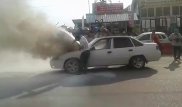 В Алматы возле ТЦ Car City загорелся автомобиль