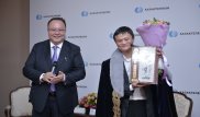 Самому богатому человеку Азии подарили казахский шапан