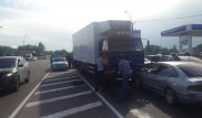 Инсульт у водителя Mercedes привел к массовому ДТП в Алматы