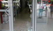 Девушка головой пробила стеклянное ограждение торгового центра в Бишкеке