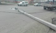 В Экибастузе автомобиль слетел в кювет и снес фонарный столб
