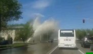 В Караганде у здания УВД забил фонтан воды