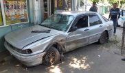 В результате ДТП автомобиль врезался в магазин в Алматы