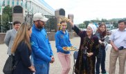 Попавший в ДТП в РК путешественник из ЮАР получил благословение старейшин и продолжил путь