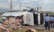 Грузовик с газировкой перевернулся в Алматы