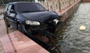 Автоледи протаранила ограждение городского фонтана в Павлодаре
