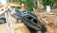 В Павлодаре "Волга" провалилась в ров