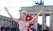 Немецкие модели в честь старта Евро-2016 разделись в центре Берлина