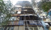 Огонь охватил несколько этажей жилого дома в Алматы