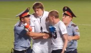 Игрок "Кайрата" Исламбек Куат выбежал на поле и сцепился с полицейскими