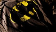 Мужчина в костюме Бэтмена выпал из окна многоэтажки в России