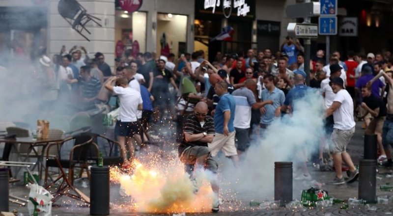 Беспорядки с участием фанатов во Франции. Фото с сайта metronews.ru