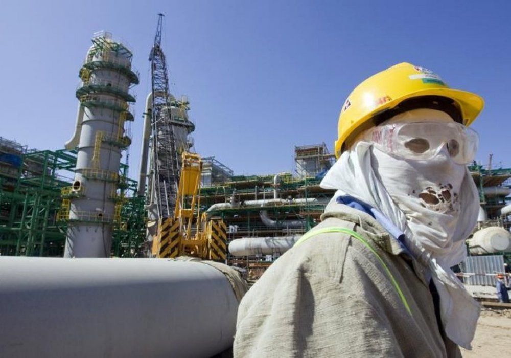 Рабочий на нефтегазовом месторождении Кашаган. Фото ©REUTERS