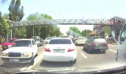 Водитель мгновенно поплатился за нарушение ПДД в Алматы