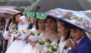 30 молодых пар поженились под дождем в Астане