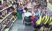 Кража кошелька из детской коляски в обувном магазине в Алматы попала на видео