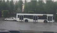 Синхронное "плавание" автобуса и Mercedes позабавило жителей Астаны