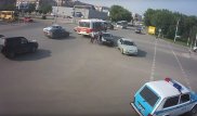 Мужчина с ребенком на руках несколько раз ударил водителя-лихача