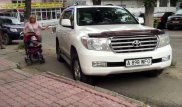 Водителя Land Cruiser 200, припарковавшегося на тротуаре, наказали в Алматы