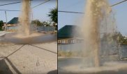 В Сети появилось видео фонтана, бьющего из-под тротуарной плитки в ЮКО
