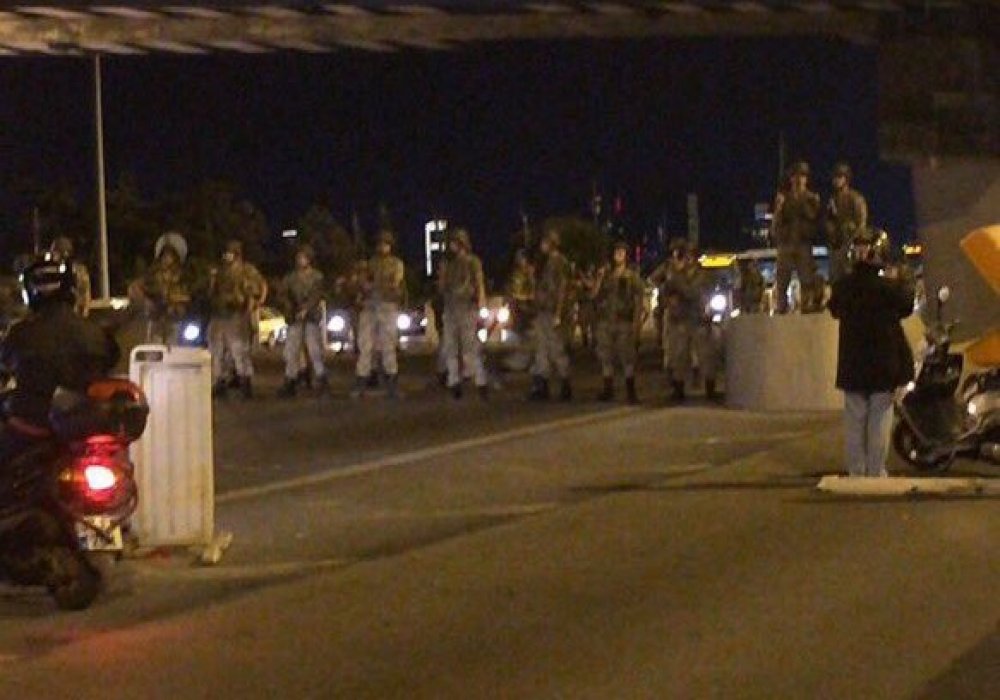 Военные блокируют мост через Босфор. © twitter.com
