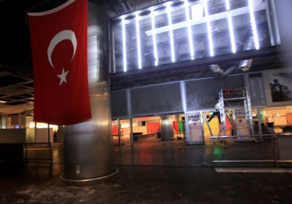 У входа в международный аэропорт имени Ататюрка в Стамбуле, где произошел теракт. Фото РИА Новости