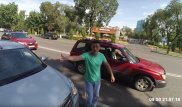 Водитель в Алматы на матах объяснил велосипедисту, где он должен ездить