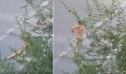 Сидящий на дороге голый мужчина удивил жителей Актобе