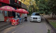 Водителя BMW оштрафовали за парковку на тротуаре в Алматы